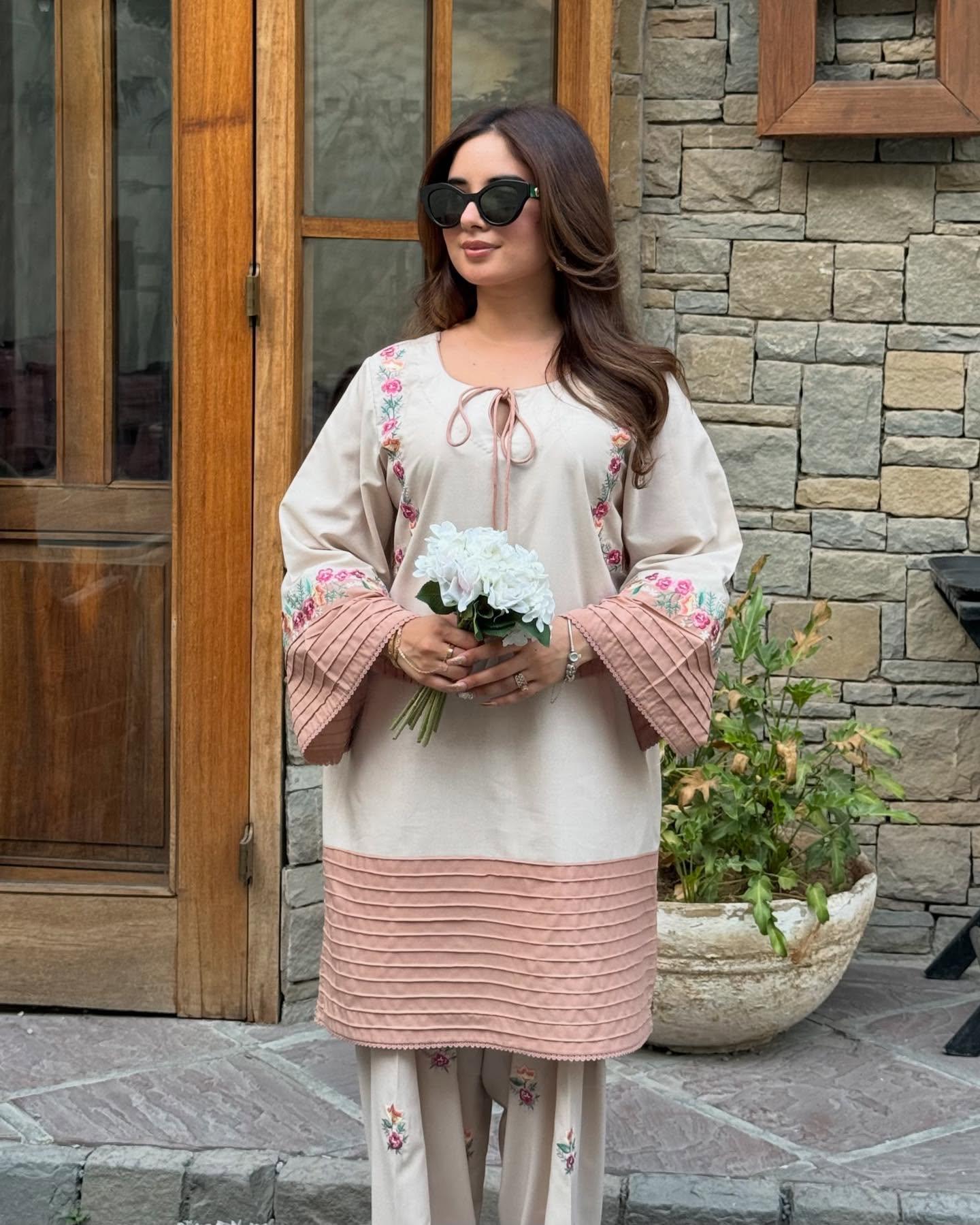 VAARI  LAWN 2PC ( FARSHI SHALWAR )