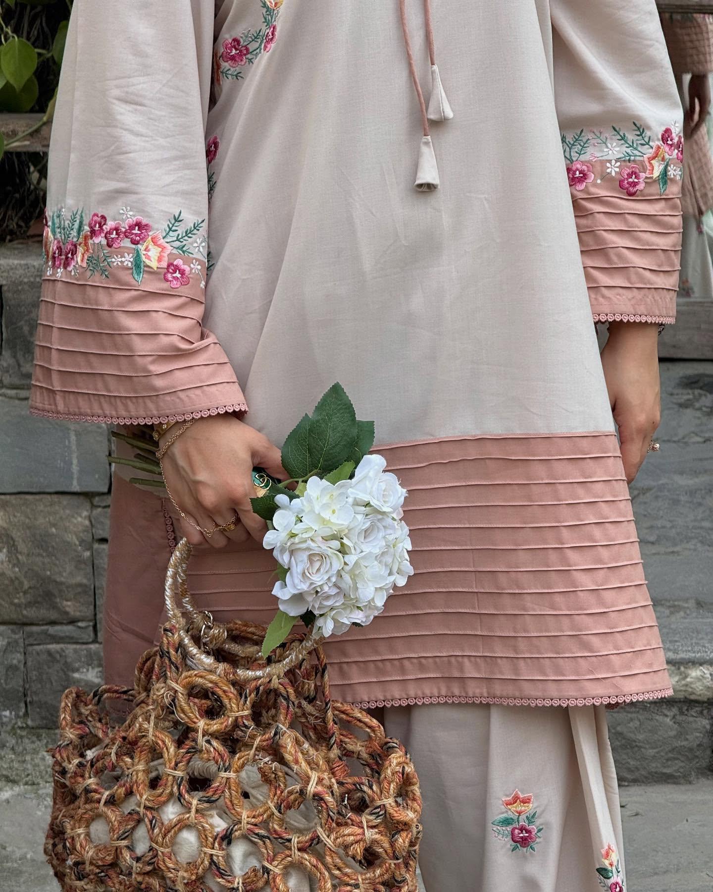 VAARI  LAWN 2PC ( FARSHI SHALWAR )