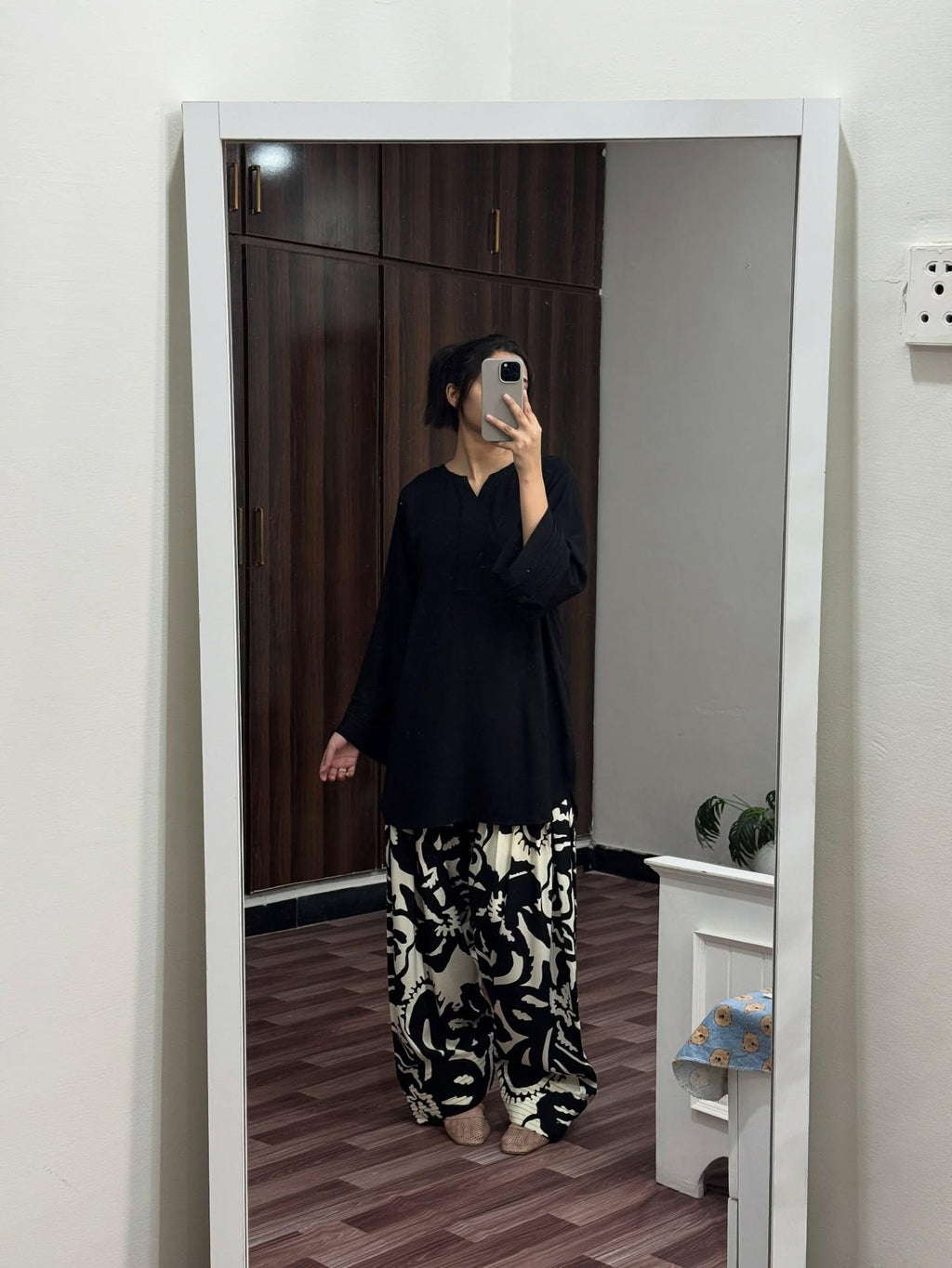 BLACK/WHITE SET ( FARSHI SHALWAR )